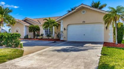 Beautiful 5 Star Villa with Private Pool on the Prestigious Charlotte Harbor Charlotte County Villa 1002 - image 3