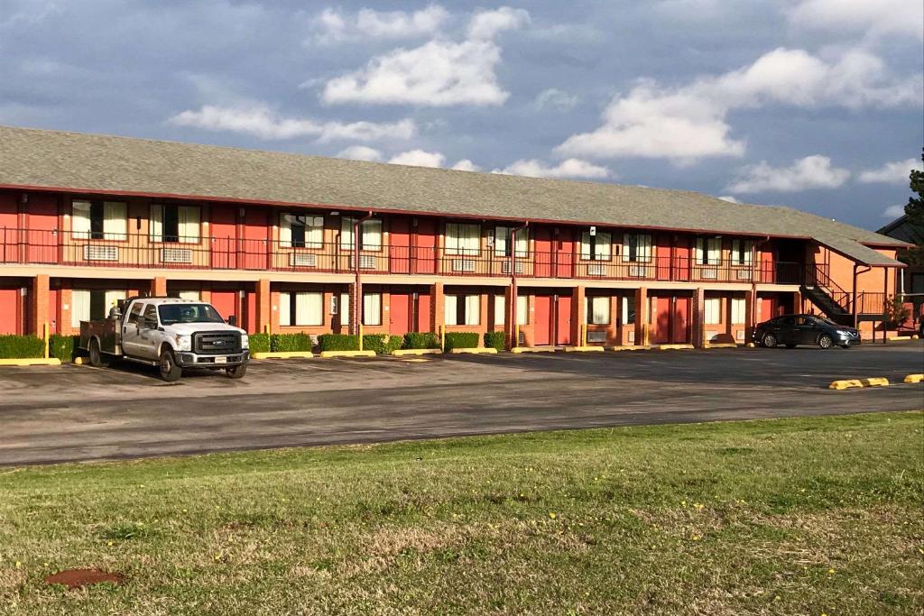 Econo Lodge Purcell - image 6