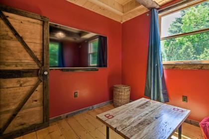 Red Sweetheart Barn Studio with Mtn and River Views! - image 12