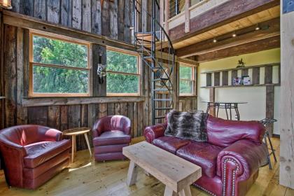 Red Sweetheart Barn Studio with Mtn and River Views! - image 3