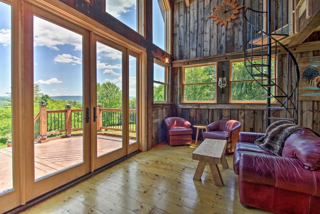 Red Sweetheart Barn Studio with Mtn and River Views! - image 5