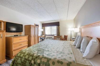 Econo Lodge - image 14