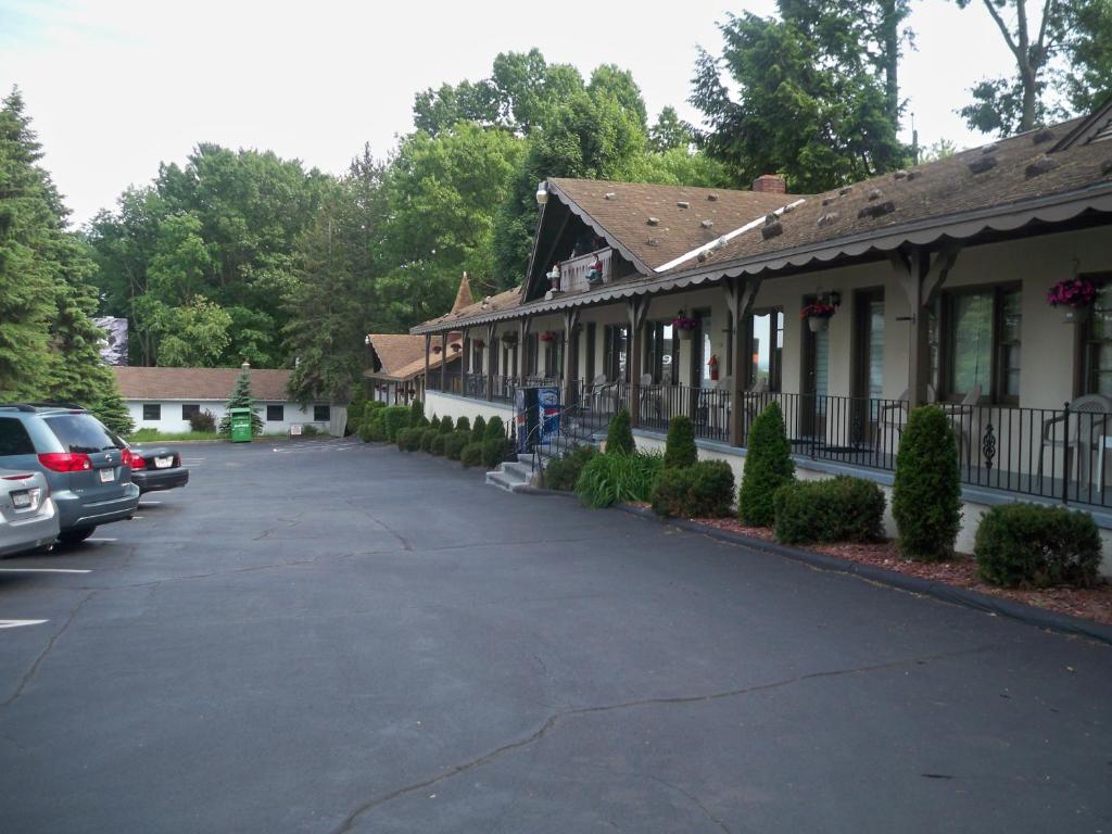 Alpenhaus Motel - image 2