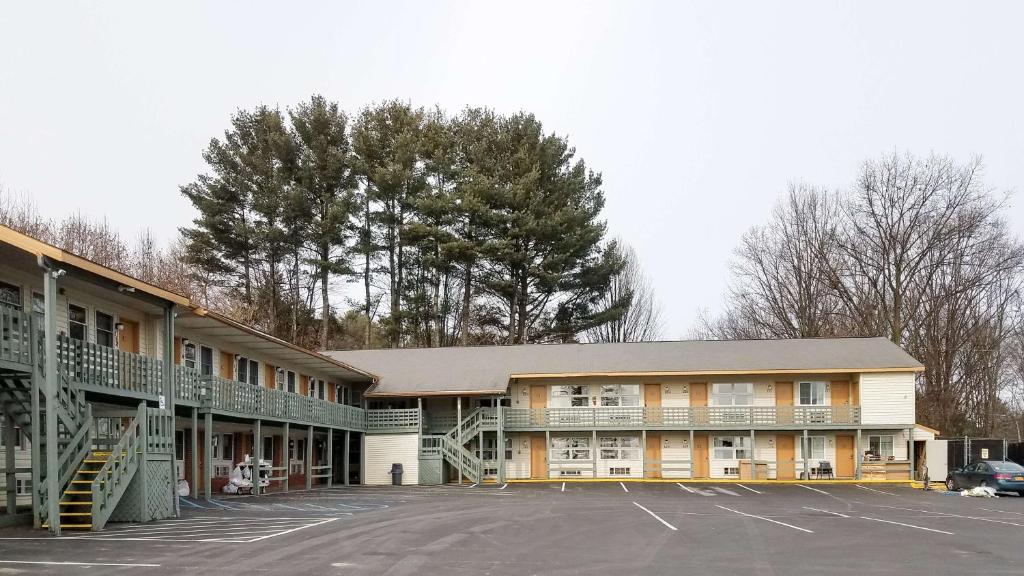 Northway Inn Queensbury - Lake George - image 5