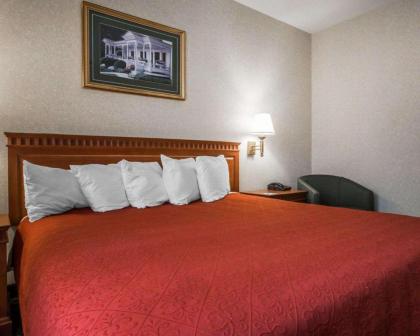 Econo Lodge Glens Falls - Lake George - image 4