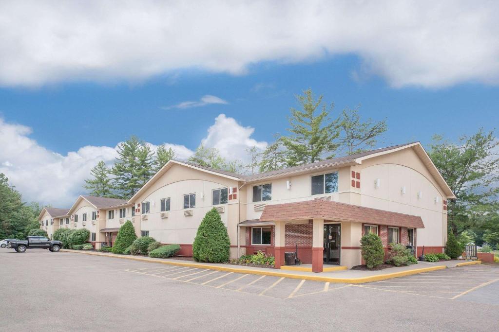 Super 8 by Wyndham Queensbury Glens Falls - main image