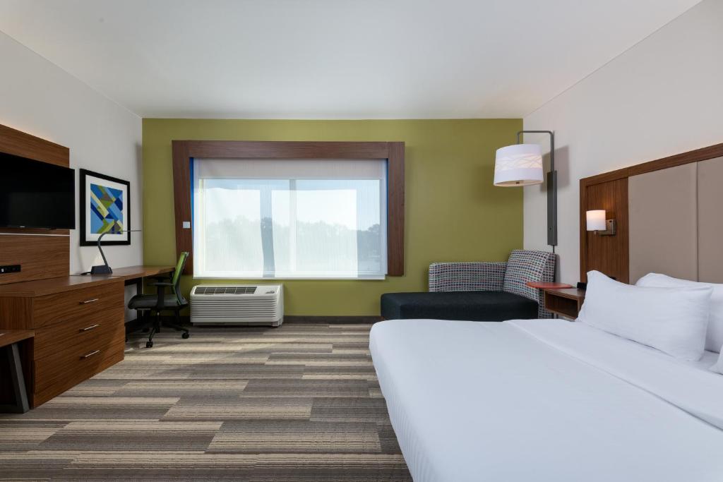 Holiday Inn Express Queensbury-Lake George Area an IHG Hotel - image 3