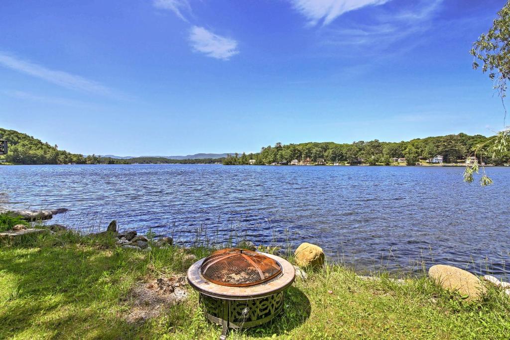 Waterfront Farmhouse in the Woods Canoe and Kayak! - main image