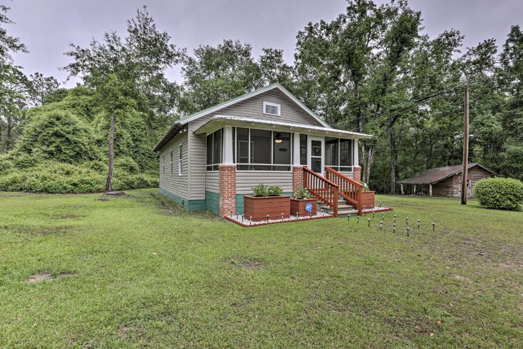 Renovated Home with Screened-In Patio on Hwy 90 - main image