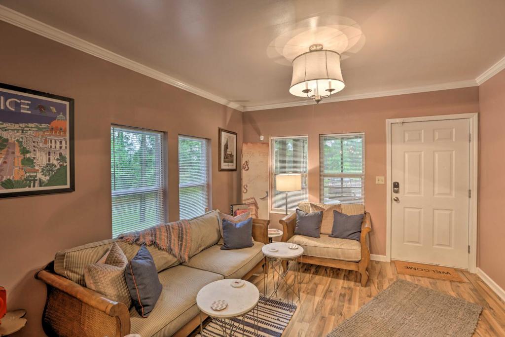 Renovated Home with Screened-In Patio on Hwy 90 - image 4