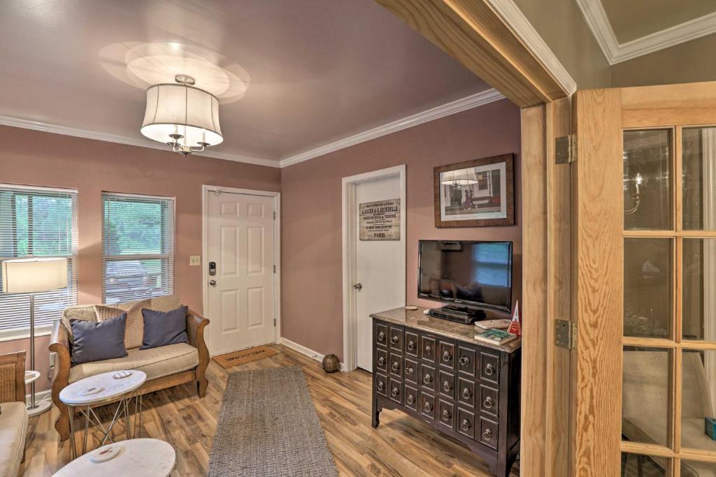 Renovated Home with Screened-In Patio on Hwy 90 - image 5