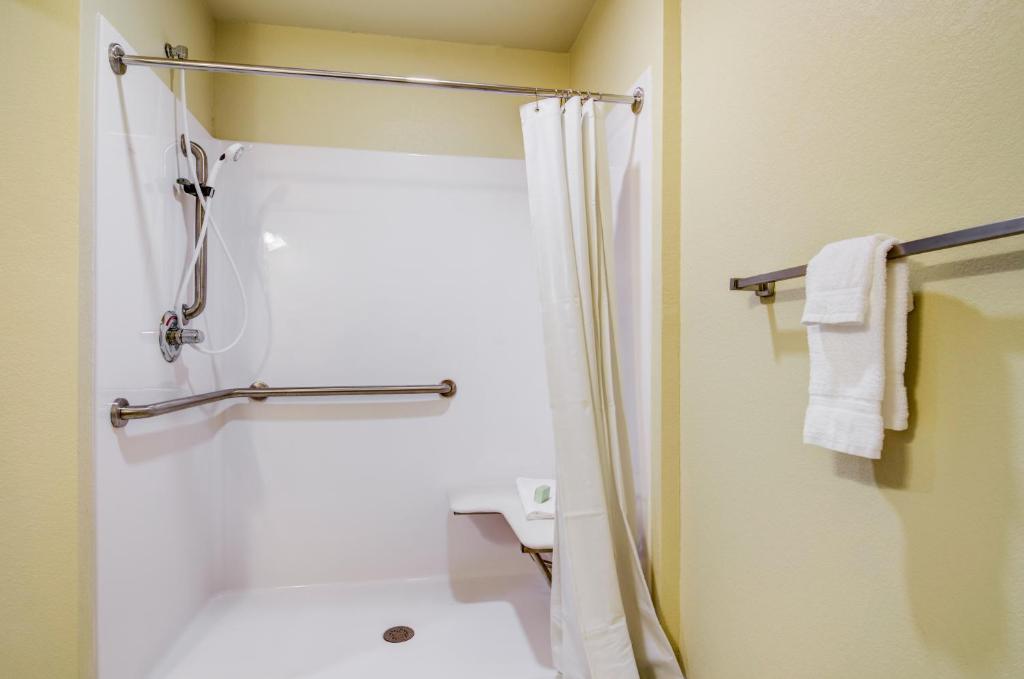 Castle Rock Inn & Suites - Quinter - image 3