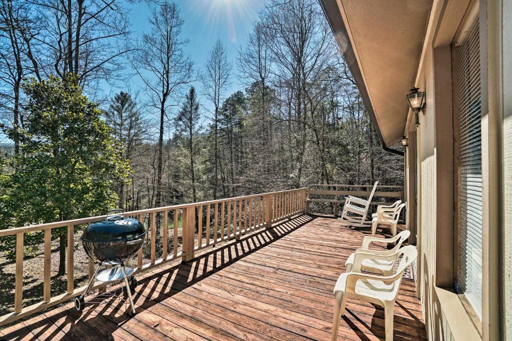 Family Cabin Near Hiking with On-Site Pond Deck - image 3