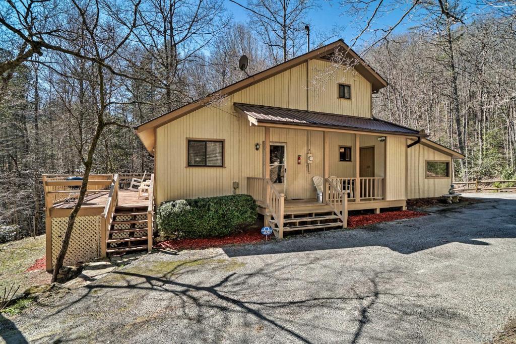 Family Cabin Near Hiking with On-Site Pond Deck - image 5