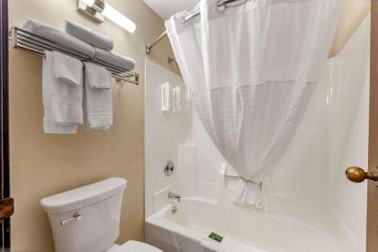 Clarion Pointe by Choice Hotels Racine - image 13