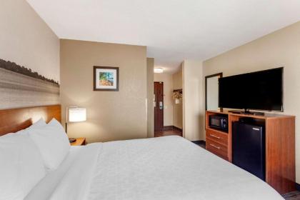 Clarion Pointe by Choice Hotels Racine - image 6