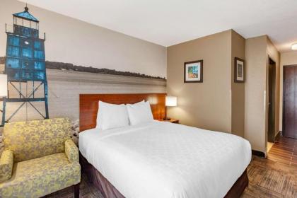 Clarion Pointe by Choice Hotels Racine - image 9