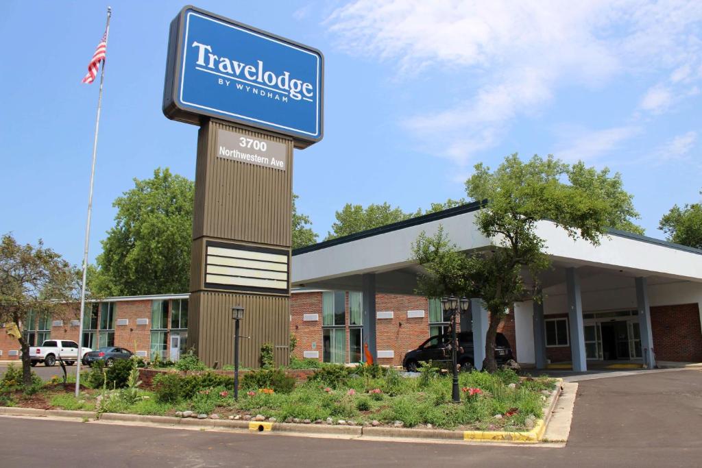 Travelodge by Wyndham Water's Edge Hotel - Racine - main image