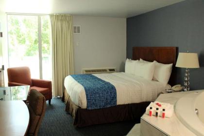 Travelodge by Wyndham Water's Edge Hotel - Racine - image 4