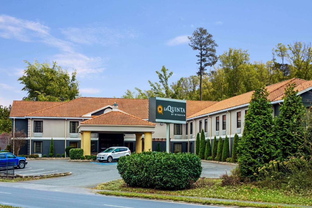 La Quinta Inn by Wyndham Radford - main image