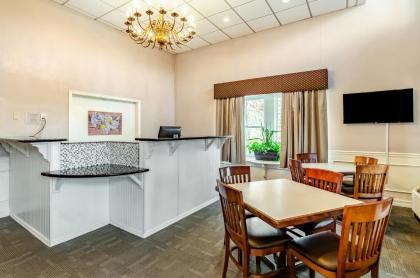 Econo Lodge Inn & Suites Radford-Blacksburg Area - image 12