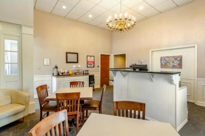 Econo Lodge Inn & Suites Radford-Blacksburg Area - image 13