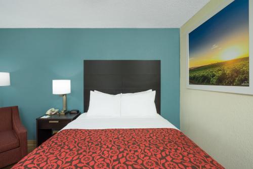 Days Inn by Wyndham Raleigh Midtown - image 3