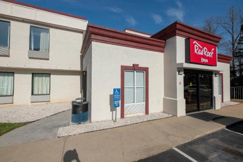 Red Roof Inn Raleigh - Crabtree Valley - image 4