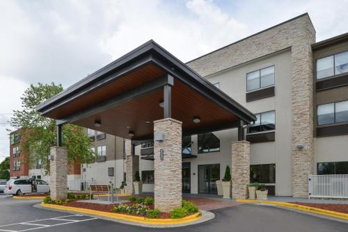 Holiday Inn Express & Suites Raleigh NE - Medical Ctr Area an IHG Hotel - main image