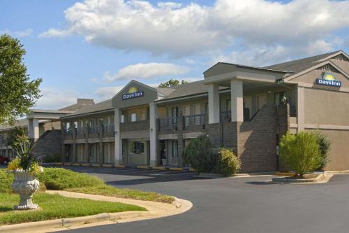 Days Inn by Wyndham Raleigh Glenwood-Crabtree - main image