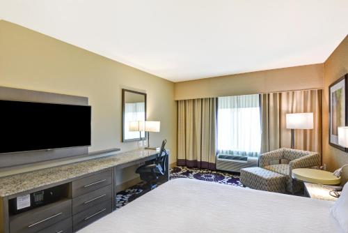 Hilton Garden Inn Raleigh/Crabtree Valley - image 2