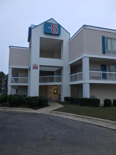 Motel 6-Raleigh NC - North - image 3