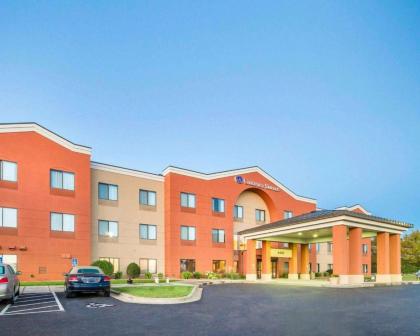 Comfort Suites - image 6