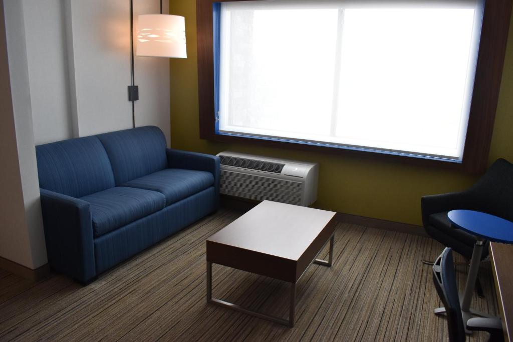 Holiday Inn Express & Suites - Boston South - Randolph an IHG Hotel - image 4