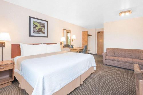 Days Inn by Wyndham West Rapid City - image 3