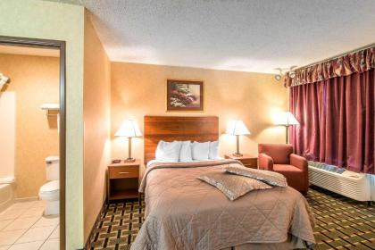 Quality Inn Raton - image 12