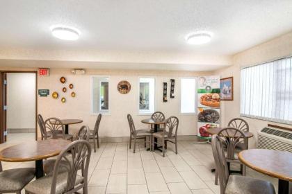 Quality Inn Raton - image 9