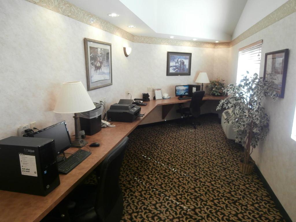 Holiday Inn Express Hotel & Suites Raton an IHG Hotel - image 7