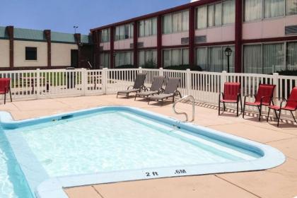 Econo Lodge - image 9