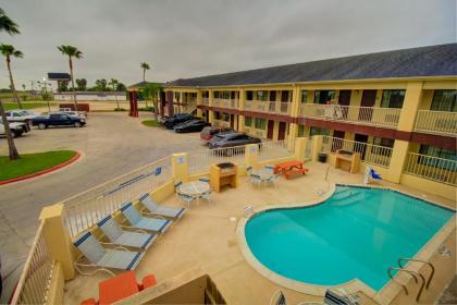 Deluxe Inn and Suites - image 1