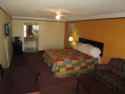 Deluxe Inn and Suites - image 3