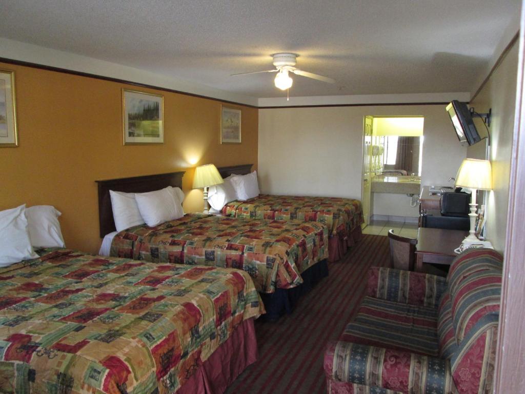 Deluxe Inn and Suites - image 4