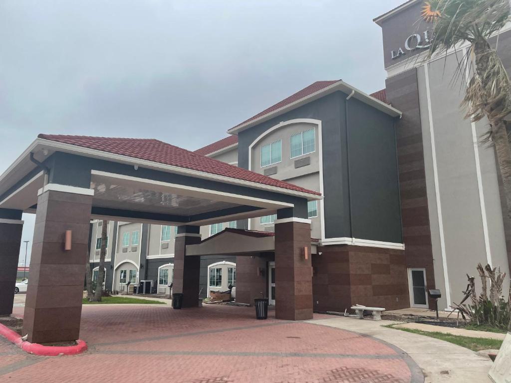 La Quinta Inn Suites by Wyndham Raymondville Harlingen - main image