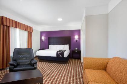 La Quinta Inn Suites by Wyndham Raymondville Harlingen - image 10