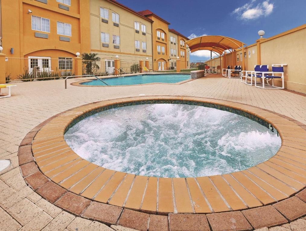 La Quinta Inn Suites by Wyndham Raymondville Harlingen - image 3