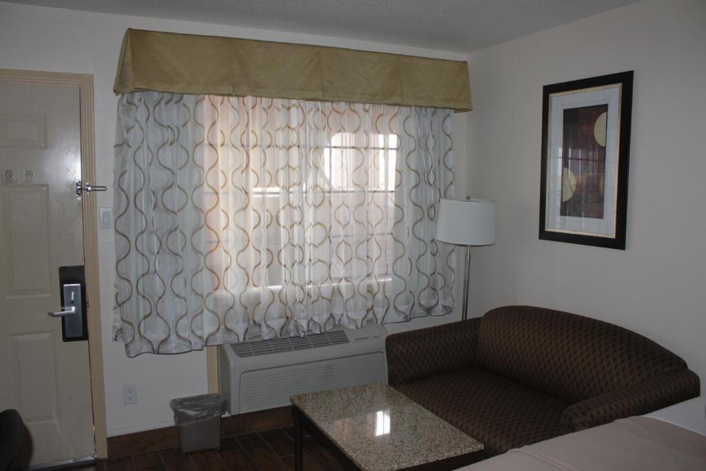 Texas Inn and Suites Raymondville - image 3