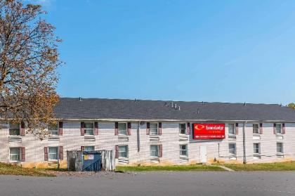 Econo Lodge Airport - image 11