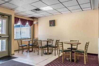 Econo Lodge Airport - image 12