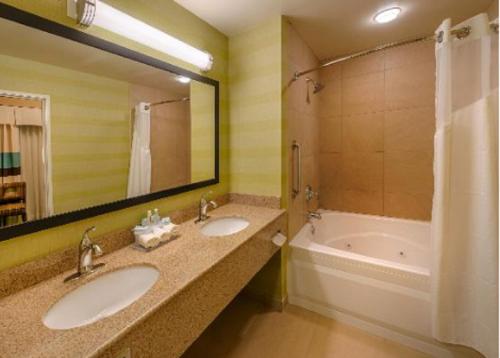 Holiday Inn Express & Suites / Red Bluff - South Redding Area an IHG Hotel - image 2