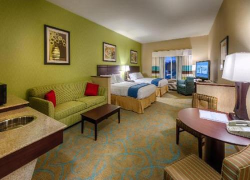 Holiday Inn Express & Suites / Red Bluff - South Redding Area an IHG Hotel - image 7